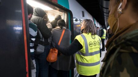 Paris 2024 : les transports restent "le gros point d'inquiétude", estime le député PCF Stéphane Peu
                              Il va falloir améliorer cette "situation dégradée" dans les transports afin qu'elle soit en mesure "d'assumer environ 20 % de trafic supplémentaire, en plein mois d'août" au moment des JO de Paris 202...