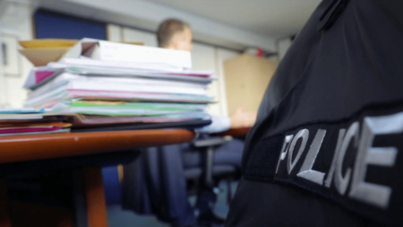 Justice : le pôle “Cold Case” se penche sur les crimes non élucidés
                              À Nanterre (Hauts-de-Seine), un pôle pour traiter des affaires non résolues a été ouvert l’an dernier. Un espoir pour les familles de victimes, comme les parents d’Anaïs Marcelli, disparue il y a 32 a...