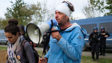 "Bassines" dans les Deux-Sèvres : la justice poursuit le porte-parole des opposants avant une nouvelle manifestation
                              Une nouvelle manifestation est annoncée le 25 mars à Sainte-Soline par les opposants aux "bassines", des réserves d'eau destinées à l'irrigation agricole et contestées.