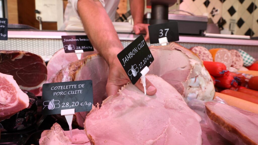 Réduction des nitrites dans la charcuterie : Foodwatch réclame une loi pour contraindre les industriels et protéger la santé des consommateurs
                              L'exécutif "botte en touche" en ne parlant que d'"engagements volontaires" et non pas de mesures réglementaires quand il demande aux industriels de baisser leurs doses de nitrites, fustige l'ONG.