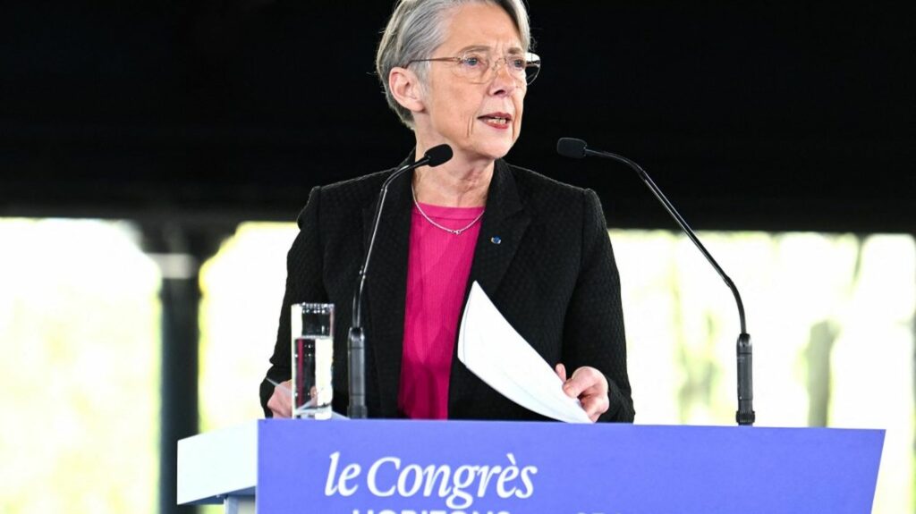 Réforme des retraites : Elisabeth Borne annonce ne plus vouloir recourir au 49.3 en dehors des textes budgétaires
                              La Première ministre a également exprimé son souhait de "mettre de l'apaisement" avec les syndicats en se disant à leur "disposition" pour les rencontrer, dans un entretien à l'AFP.
