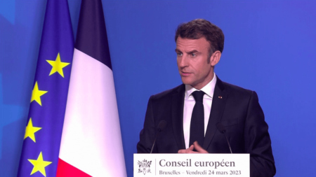 Réforme des retraites : Emmanuel Macron tend la main aux syndicats
                              En sommet à Bruxelles, vendredi 24 mars, Emmanuel Macron a été interrogé sur la crise sociale. Le chef de l'État semble changer de ton et a proposé une main tendue aux syndicats.