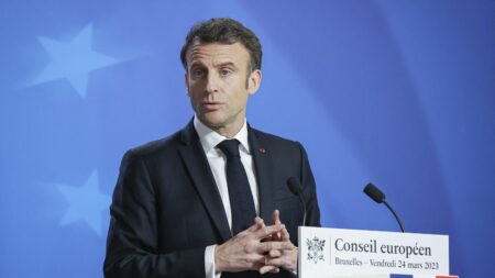 Réforme des retraites : la popularité d'Emmanuel Macron en net recul, selon deux sondages
                              Ces sondages montrent que le président de la République recueille en mars entre 28 et 30% d'opinions positives, soit une popularité en recul de six points en un mois.