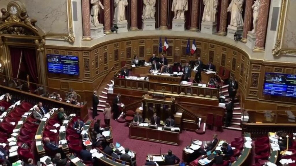Réforme des retraites : le Sénat adopte l'article 7 portant sur le report de l'âge de départ
                              Dans la nuit du mercredi 8 au jeudi 9 mars, le Sénat a adopté l'article 7 de la réforme des retraites, qui prévoit le report de l'âge légal de départ de 62 à 64 ans. Un soulagement pour l'exécutif.
