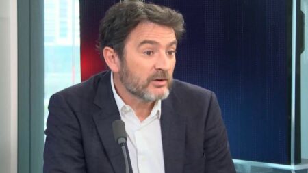 Réforme des retraites : "Nous sommes déterminés à remettre tout le monde autour de la table", affirme le député MoDem Erwan Balanant
                              Le député MoDem du Finistère estime qu'il "est important de dialoguer, d'écouter et d'entendre" alors que l'intersyndicale est invitée en début de semaine prochaine à Matignon par Elisabeth Borne.