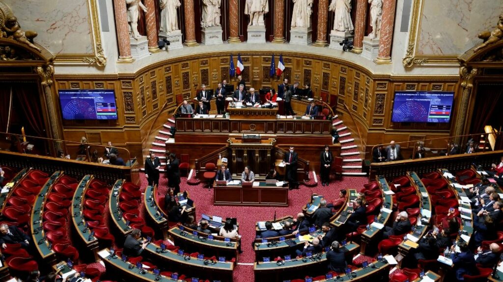 Réforme des retraites : le projet de loi débattu au Sénat
                              La journaliste Caroline Motte présente sa chronique politique sur le plateau du 12/13, jeudi 2 mars. Au programme : la réforme des retraites désormais entre les mains du Sénat, ou encore le régime de ...