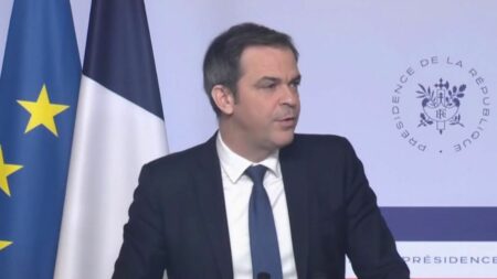 Réforme des retraites : une médiation impossible entre le gouvernement et les syndicats ?
                              Mardi 28 mars, le gouvernement a refusé la demande du patron de la CFDT, Laurent Berger, qui appelait à une médiation sur le sujet brûlant de la réforme des retraites.