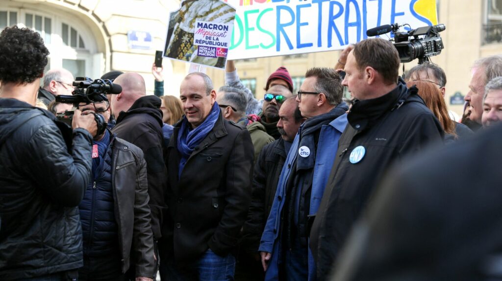 Réforme des retraites : avant la réunion à Matignon, on vous résume les positions défendues par le gouvernement et les syndicats
                              En pleine crise sociale, la Première ministre doit rencontrer les syndicats en milieu de semaine prochaine. Plusieurs points de divergence risquent de bloquer les discussions.