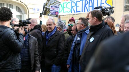 Réforme des retraites : avant la réunion à Matignon, on vous résume les positions défendues par le gouvernement et les syndicats
                              En pleine crise sociale, la Première ministre doit rencontrer les syndicats en milieu de semaine prochaine. Plusieurs points de divergence risquent de bloquer les discussions.