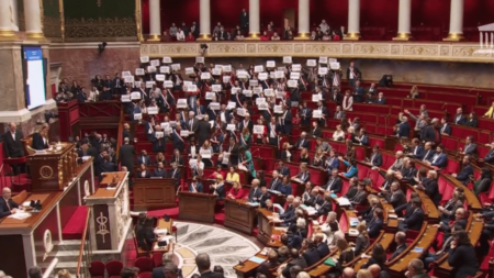 Motion de censure : la réforme des retraites adoptée, le gouvernement sauvé à 9 voix près
                              Les deux motions de censure du gouvernement ont été rejetées lundi 20 mars dans l’après-midi, la réforme des retraites est donc considérée comme adoptée. Élisabeth Borne n’est pas obligée de démission...