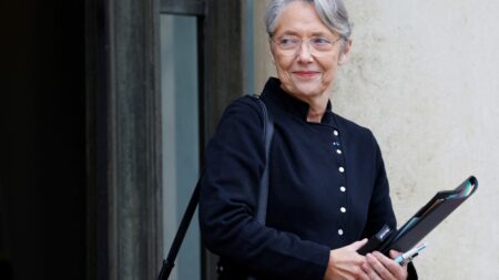 "Ça va se jouer à une voix près" : pour faire voter la réforme des retraites à l'Assemblée, le gouvernement multiplie réunions et tractations
                              Après le vote du Sénat, samedi soir tard,  une poignée de conseillers s'active en coulisses pour tenter de convaincre les députés qui hésitent encore. L'entourage de la Première ministre cible particu...