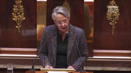 Réforme des retraites : Elisabeth Borne engage la responsabilité du gouvernement par l'article 49.3 de la Constitution
                              Cette décision, annoncée jeudi, expose le gouvernement à une motion de censure.