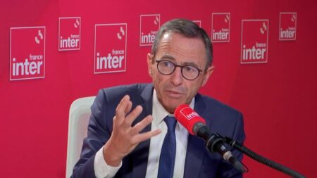 Réforme des retraites : "Il n'y aura pas de commission mixte paritaire conclusive sans CDI seniors", prévient le sénateur LR Bruno Retailleau
                              Le patron des sénateurs LR estime que le gouvernement  "a intérêt" à l'écouter s'il veut obtenir les voix de la droite.