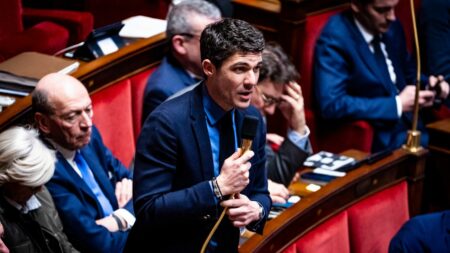 Réforme des retraites : Les Républicains refusent d'exclure les députés qui ont voté la motion de censure contre le gouvernement
                              "Je n'ai pas à leur jeter la pierre", a déclaré Olivier Marleix, président du groupe à l'Assemblée nationale, sur BFM et RMC.