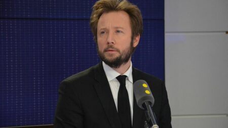 Réforme des retraites : "Les Français demandent de la transparence" sur la commission mixte paritaire, estime le patron des députés socialistes
                              Boris Vallaud a écrit une lettre à la présidente de l'Assemblée nationale pour lui demander de rendre publique cette commission, "pour la sincérité des débats et dans un souci de transparence démocrat...