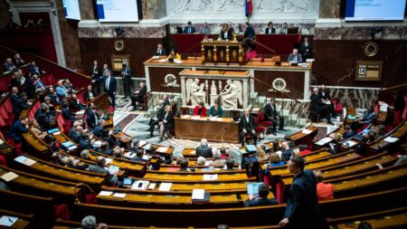 Réforme des retraites : pourquoi le vote de jeudi à l'Assemblée nationale s'annonce très incertain
                              Le groupe LR, pourvoyeur de voix pour le camp présidentiel, apparaît toujours aussi divisé sur ce projet de loi, donnant des sueurs froides au gouvernement sur l'issue du scrutin.