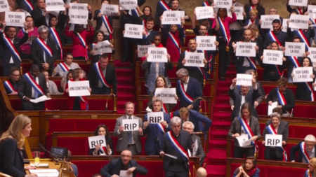 Réforme des retraites : la motion de censure rejetée, Élisabeth Borne sauvée à neuf voix près
                              Neuf voix ont manqué, lundi 20 mars, à la motion transpartisane déposée vendredi suite au 49-3. La réforme des retraites est donc définitivement adoptée.