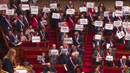 Réforme des retraites : une journée électrique marquée par les motions de censure
                              Les deux motions de censure contre le gouvernement ont été rejetées lundi 20 mars à l'Assemblée nationale. La réforme des retraites est donc définitivement adoptée et la Première ministre, Élisabeth B...