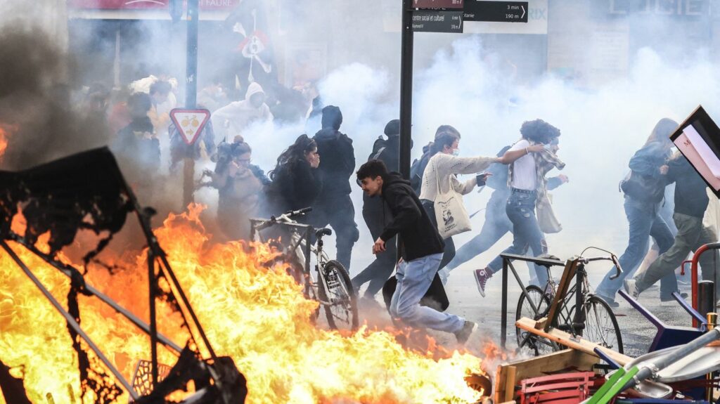 Réformes des retraites : l'impasse politique du gouvernement face aux manifestants violents
                              Jeudi, des incidents ont éclaté en marge des manifestations contre la réforme des retraites. La Première ministre a dénoncé des "violences inacceptables". Pour autant, politiquement, l’exécutif semble...