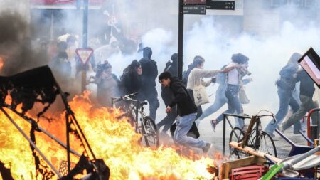 Réformes des retraites : l'impasse politique du gouvernement face aux manifestants violents
                              Jeudi, des incidents ont éclaté en marge des manifestations contre la réforme des retraites. La Première ministre a dénoncé des "violences inacceptables". Pour autant, politiquement, l’exécutif semble...