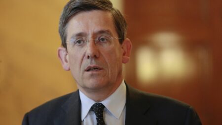 Réforme des retraites : une motion de censure transpartisane souhaite provoquer la chute du gouvernement
                              Emmanuel Macron reçoit dans la soirée du mercredi 15 mars, à l'Elysée, Élisabeth Borne et les ministres concernés par la réforme. Un centriste, Charles de Courson, prépare quant à lui une motion de ce...