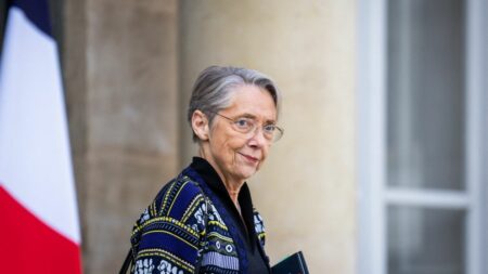 Réforme des retraites : une semaine décisive s’ouvre pour l’exécutif
                              Le gouvernement assure qu’il ne veut pas utiliser l’article 49.3 pour faire passer sa réforme des retraites. La pression est mise sur les parlementaires Les Républicains, qui sont indispensables.