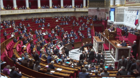 Réforme des retraites : le gouvernement va-t-il recourir à l’article 49.3 ?
                              Le projet de réforme des retraites sera voté à Assemblée nationale, jeudi 16 mars. À la veille du vote, le journaliste Guillaume Daret, en duplex depuis le palais de l’Élysée, fait le point.