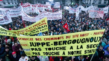 "Smic jeunes", plan Juppé, CPE, loi Travail... Ces réformes sur lesquelles la rue a réussi (ou pas) à faire plier le gouvernement
                              Face à la contestation contre la réforme des retraites et le recours au 49.3, l'exécutif n'entend pas plier. Pourtant, dans l'histoire de la Ve République, plusieurs réformes ont été revues ou retirée...