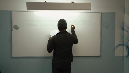 Ecole en prison : "Plus que les diplômes, l'important est de restaurer la confiance en soi des détenus", confie la réalisatrice d'un documentaire
                              Dans le cadre de l'émission "Infrarouge", la réalisatrice Cécile Tartakovsky a suivi le retour sur les bancs de l'école de quatre détenus de la maison d'arrêt de Nanterre.