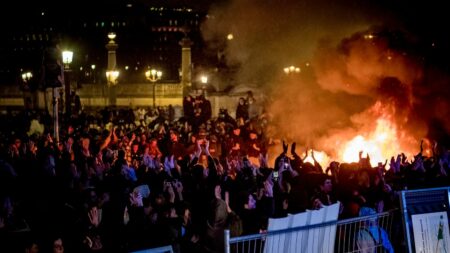 Retraites : le bilan des interpellations et des mobilisations parfois émaillées d'incidents samedi dans plusieurs villes de France
                              En tout 4 200 personnes ont défilé à Paris et on compte 169 interpellations dont 122 dans la capitale.