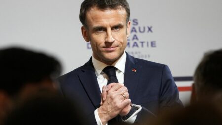 Réforme des retraites : la presse étrangère souligne que la colère en France est dirigée contre Emmanuel Macron
                              En ce jour de votes sur les motions de censure à l'Assemblée, les médias étrangers s’interrogent sur la suite du mandat du président français dans un climat politique jugé très volatile.