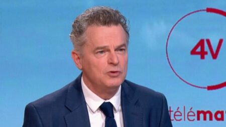 Réforme des retraites : "Le gouvernement d'Elisabeth Borne est cramé", lance Fabien Roussel, secrétaire national du PCF
                              Fabien Roussel, député du Nord et secrétaire national du Parti communiste français (PCF), était l'invité des "4 Vérités" sur France 2, mardi 21 mars.