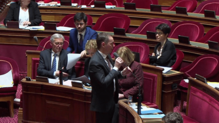 Réforme des retraites : le Sénat ajoute plusieurs mesures au texte
                              Le Sénat a voté en faveur de la réforme des retraites, dimanche 12 mars au soir. La droite y a ajouté plusieurs mesures, parfois contre l'avis du gouvernement. La création d'un CDI senior a notamment ...