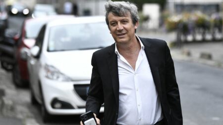 Réforme des retraites : "On ne va pas reprocher à un parlementaire de prendre le temps de discuter !", espère le sénateur socialiste David Assouline
                              L'examen du texte de loi sur la réforme des retraites se poursuit au Sénat, samedi 4 mars. Les élus de gauche multiplient les prises de parole et les explications de vote. Le sénateur PS de Paris Davi...