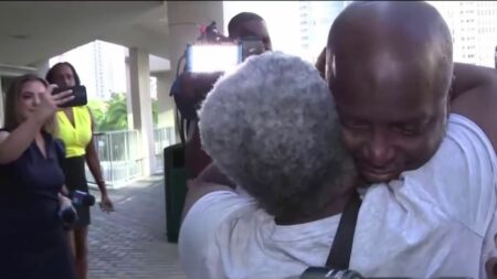 États-Unis : Sidney Holmes, condamné à tort, a été innocenté après avoir passé 34 ans en prison
                              Condamné à 400 ans de prison après un braquage dans lequel il n’a joué aucun rôle, Sidney Holmes a été libéré après 34 ans de détention.