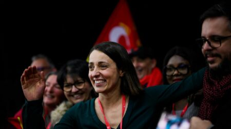Élection de Sophie Binet à la tête de la CGT : "L'exécutif a raison d'être inquiet", estime l'eurodéputée LFI Manon Aubry
                              Manon Aubry note que la nouvelle secrétaire générale de la CGT a lancé un avertissement clair à Emmanuel Macron en chantant avec ses camarades : "Si tu continues, il va faire tout noir chez toi."