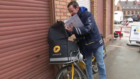 Nord : le village de Bergues attire toujours les touristes, 15 ans après "Bienvenue chez les Ch'tis"
                              Sans le savoir, le film "Bienvenue chez les Ch'tis" a contribué à dynamiser encore davantage toute la région du Nord. Après le carton du long-métrage au cinéma il y a 15 ans, Bergues, où il a été tour...