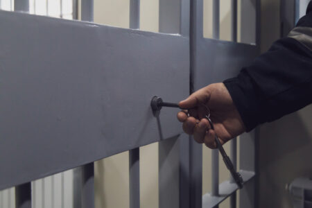 Un meurtrier en fuite après son évasion de prison en Dordogne