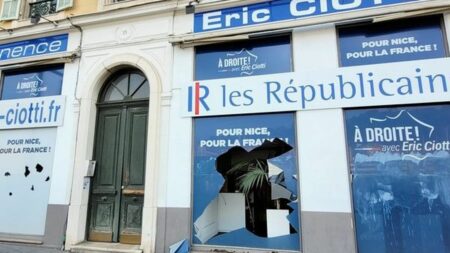 Réforme des retraites : la permanence d'Eric Ciotti vandalisée à Nice
                              "Jamais je ne céderai aux nouveaux disciples de la Terreur", a réagi le président LR sur Twitter, dimanche.