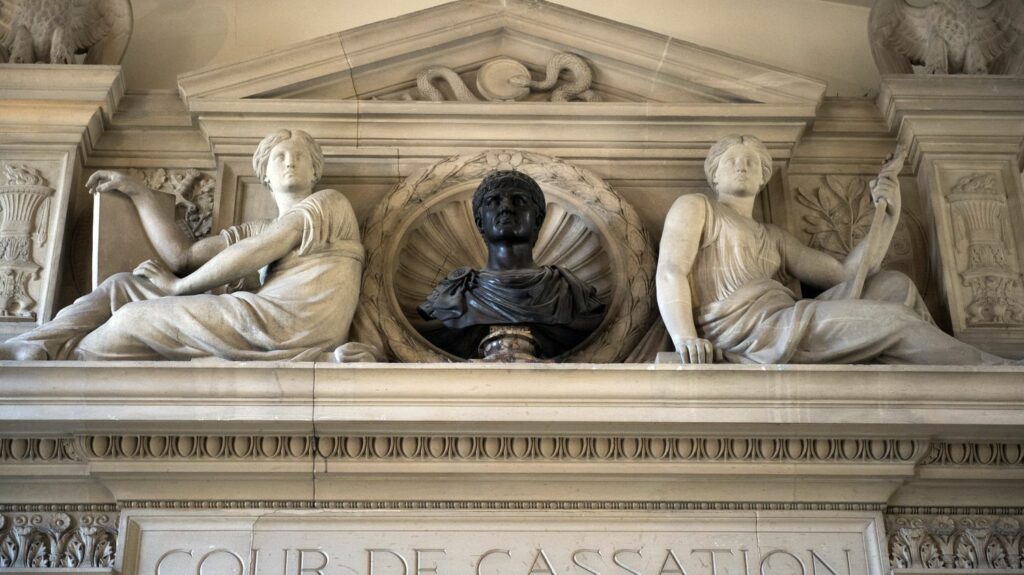 Justice : une avancée juridique pour prouver les inégalités salariales dont les femmes sont victimes
                              Une femme cadre s’estimait victime de discrimination salariale vis à vis de ses collègues masculins. Elle a pu demander à la justice de produire, pour le prouver, les fiches de paye de ses homologues ...