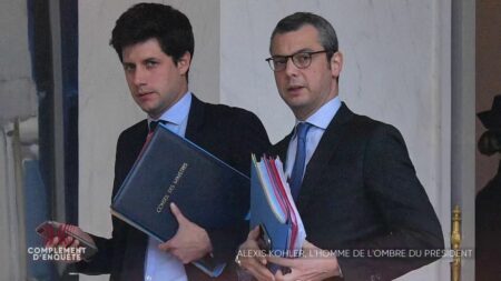 Vidéo
                    Du classement sans suite à la mise en examen, les rebondissements de l'affaire Kohler
                              Mis en examen, le secrétaire général de l'Elysée comparaîtra-t-il un jour ? Depuis une première plainte en 2018, ce dossier a connu de nombreux rebondissements. Cet extrait de "Complément d'enquê...