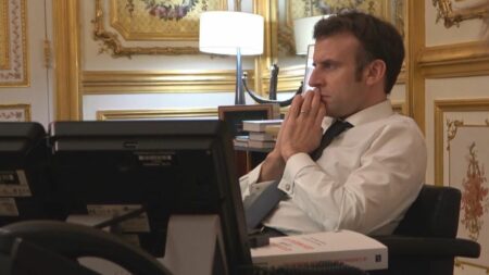 Vidéo
                     "Je ne sais pas où ton juriste a appris le droit" : l'échange musclé entre Emmanuel Macron et Vladimir Poutine, quatre jours avant la guerre en Ukraine
                              Un documentaire-évènement saisissant, intitulé "Un président, l'Europe et la guerre", est diffusé sur France 2, jeudi 30 juin. Réalisé par le journaliste Guy Lagache, ce film suit au plus près Emmanue...