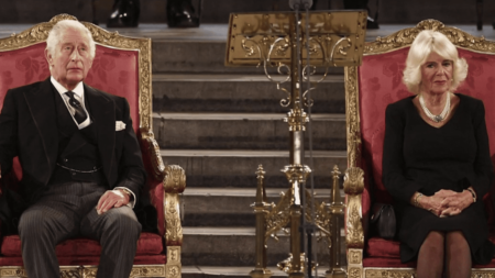 Venue de Charles III en France : la visite annulée
                              Dans le contexte de tension actuelle en France, la visite du roi Charles III a été reportée. Comment cette décision a-t-elle été prise ? Tout s’est accéléré après un coup de téléphone entre l’Élysée e...