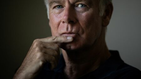 "J'ai envie d'être aimé mieux, quitte à être aimé moins", confie Franck Dubosc à l'affiche de "10 jours encore sans maman"
                              Tous les jours, une personnalité s'invite dans le monde d'Élodie Suigo. Aujourd’hui le comédien et scénariste, Franck Dubosc. Ce mercredi 12 avril 2023, il est à l'affiche du film "10 jours encore san...