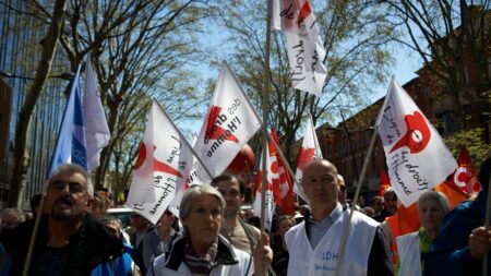 Quelque 1 000 personnalités apportent leur soutien à la Ligue des droits de l'homme, après les propos de Gérald Darmanin
                              Une semaine après les déclarations du ministère de l'Intérieur questionnant le financement de l'association, le quotidien "L'Humanité" a publié une pétition sur son site.
