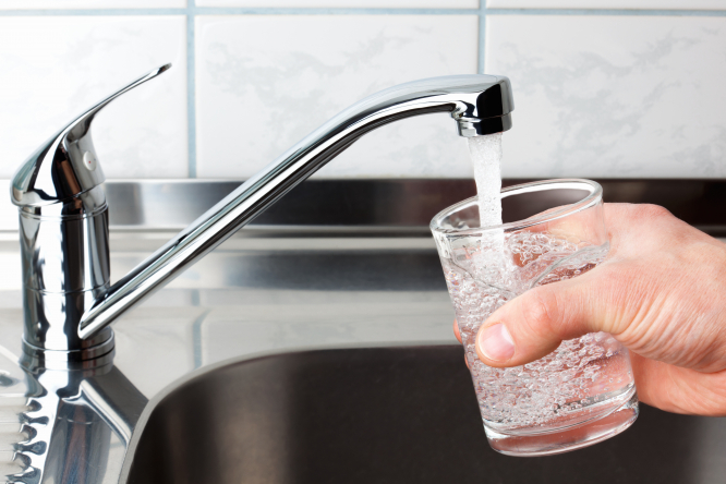Interdiction de l'eau du robinet dans quatre villages du sud de la France alors que la pénurie sévit