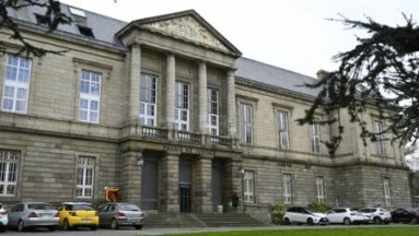 Côtes-d'Armor : un homme mis en examen pour tentative de meurtre après avoir aspergé d'essence sa compagne
                              L'homme de 38 ans a été placé en détention provisoire. Il a mis le feu à des bûches autour de sa compagne mardi à Lamballe, entraînant l'embrasement de ses cheveux, indique France Bleu Armorique.