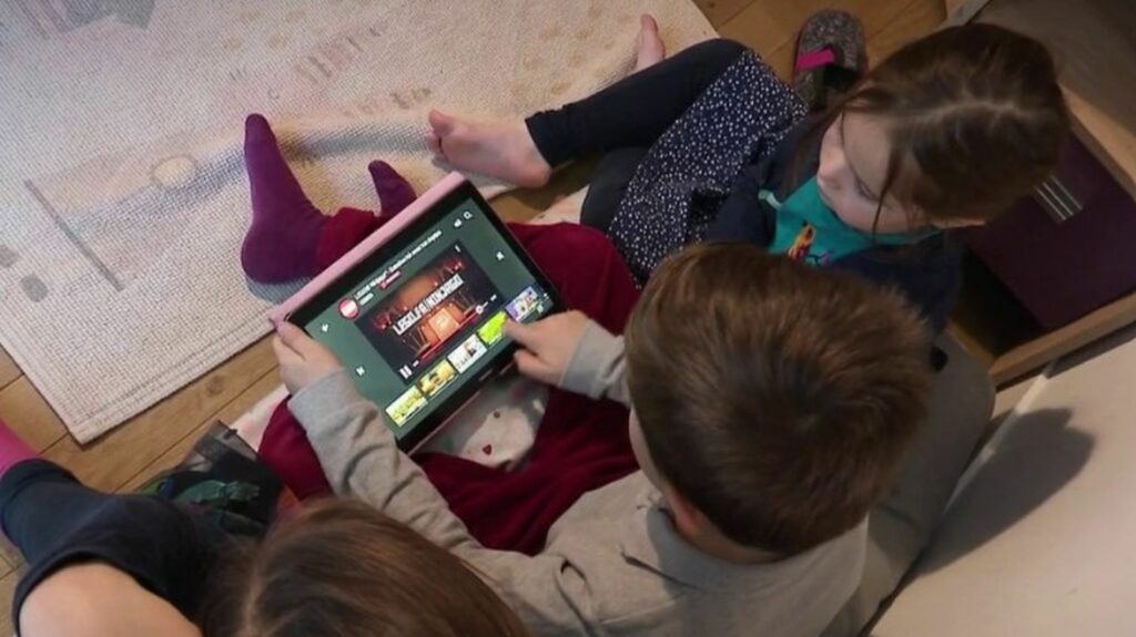 Enfants : un petit de deux ans passe en moyenne 56 minutes devant un écran par jour, selon une étude
                              Selon une étude menée par Santé publique France, dès deux ans, un enfant passe en moyenne 56 minutes devant un écran par jour. Les professionnels recommandent de ne pas utiliser d'écran avant trois an...