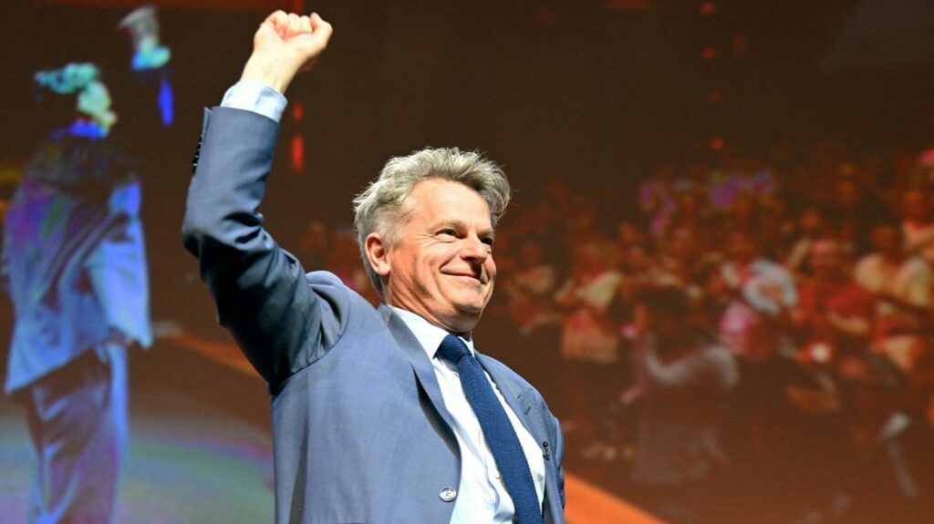 "Nous appelons à aller plus loin" : reconduit à la tête du PCF, Fabien Roussel valide sa stratégie de dépassement de la Nupes
                              Fabien Roussel a été réélu secrétaire national du Parti communiste français, lundi. Il appelle de ses vœux la construction d'un "nouveau Front populaire" à gauche.