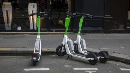 Les Parisiens votent à près de 90% contre la présence de trottinettes en libre-service dans la capitale
                              En dépit de la très forte abstention parmi environ 1,3 million d'électeurs inscrits, la maire socialiste Anne Hidalgo s'est de nouveau engagée, dimanche, "à respecter purement et simplement le résulta...